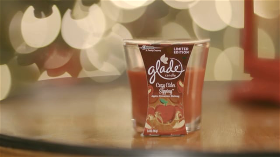 Glade - Cozy Cider Sipping